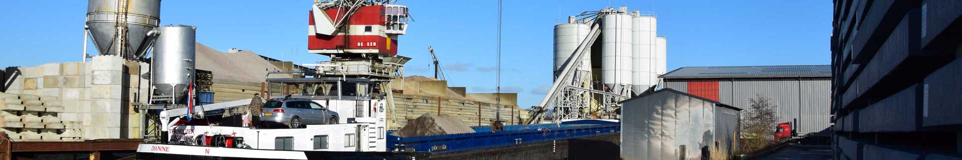 Schip Lossen Aan De Kade (1)