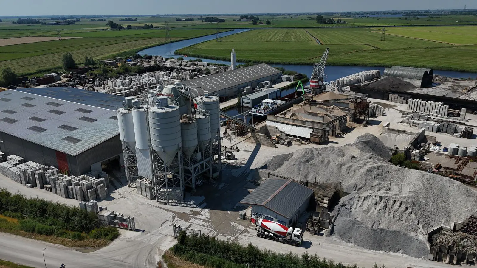 Beton uit eigen centrale. Kwaliteit uit Friesland.